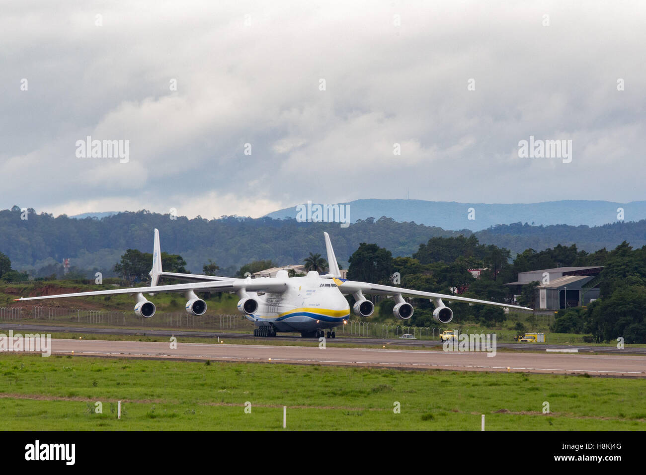 Sao Paulo, Brésil. 14Th Nov, 2016. L'Ukrainien Antonov An-225 Mriya, le plus grand avion de cargaison, l'atterrissage à l'aéroport international de Viracopos, environ 100km loin de Sao Paulo. L'appareil va prendre un générateur avec un poids total de 150 tonnes à Guarulhos et la remettra à la ville de Santiago, au Chili. Credit : Paulo Lopes/ZUMA/Alamy Fil Live News Banque D'Images