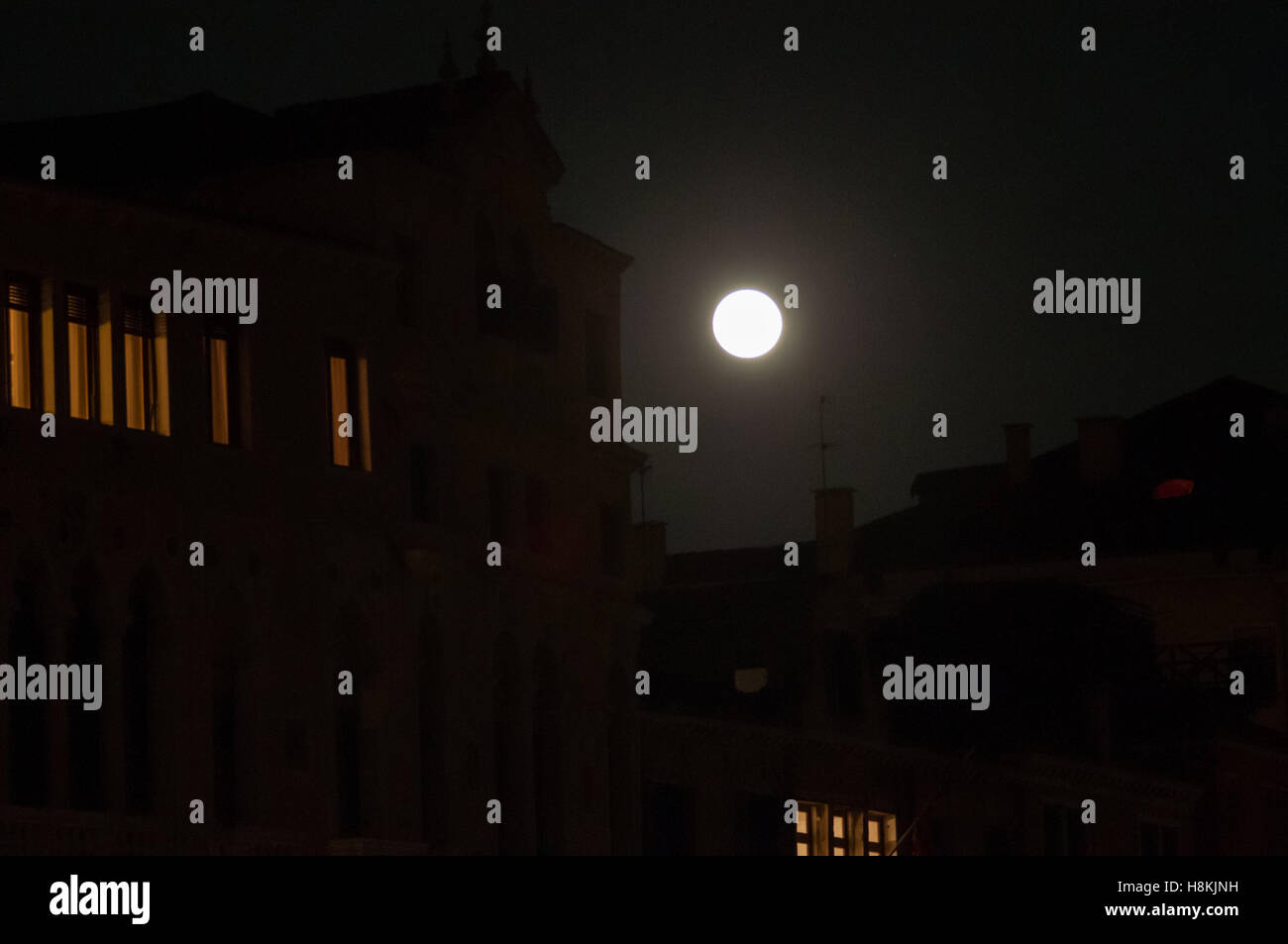 Venise, Italie. 14 novembre, 2016. L'offre super lune est vu à Venise, le 14 novembre 2016. Cette pleine lune sera non seulement les plus brillants et les plus proches de supermoon 2016 mais aussi la plus importante depuis 1948. Credit : Simone Padovani / éveil / Alamy Live News Banque D'Images