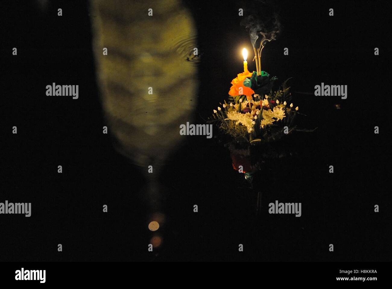 (161114) -- Samut Prakan (Thaïlande), le 14 novembre 2016 (Xinhua) -- Un Krathong est vu flottant sur un étang dans un parc dans la province de Samut Prakan, Thaïlande, le 14 novembre 2016. La Thaïlande a observé le Loy Krathong festival annuel le lundi. Comme une tradition qui a été suivie pendant au moins sept siècles, les gens mis à flot des radeaux en forme de lotus ornée de bougies, encens et fleurs, connu comme Les Krathongs illumines, autour de la Douzième Nuit de pleine lune du calendrier thaïlandais tout en souhaitant une année de mauvaise chance d'être emportées par les eaux. (Xinhua/Sageamsak Rachen) Banque D'Images