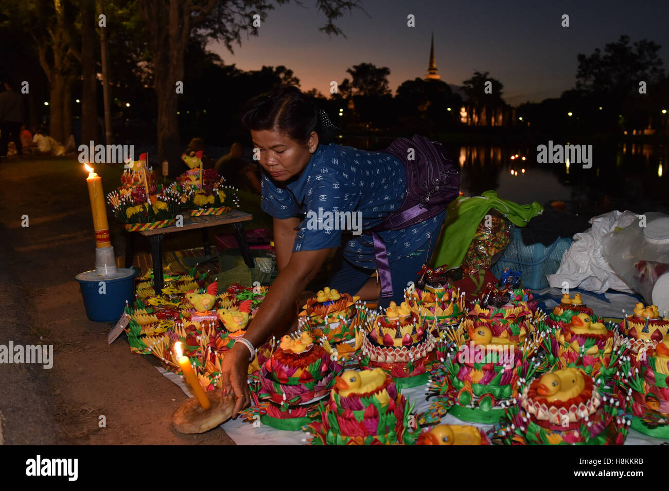 Bangkok. 12 Nov, 2016. Photo prise le 12 novembre 2016, montre un vendeur vend Les Krathongs illumines à l'intérieur du parc historique de Sukhothai, Thaïlande. La Thaïlande a observé le Loy Krathong festival annuel le lundi. Comme une tradition qui a été suivie pendant au moins sept siècles, les gens mis à flot des radeaux en forme de lotus ornée de bougies, encens et fleurs, connu comme Les Krathongs illumines, autour de la Douzième Nuit de pleine lune du calendrier thaïlandais tout en souhaitant une année de mauvaise chance d'être emportées par les eaux. © Li Mangmang/Xinhua/Alamy Live News Banque D'Images
