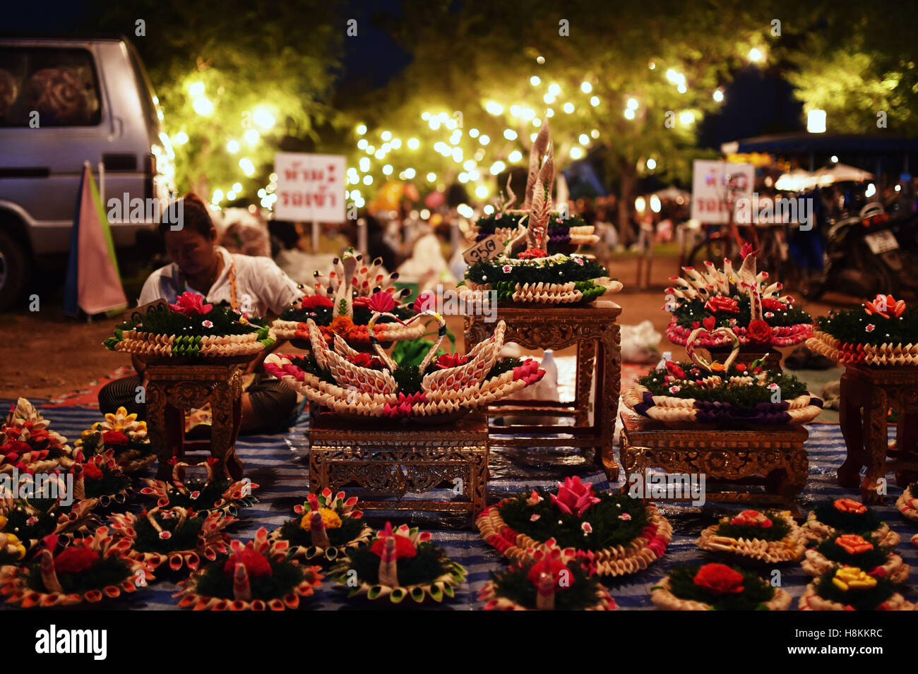 Bangkok. 12 Nov, 2016. Photo prise le 12 novembre 2016, montre Les Krathongs illumines exposés à la vente à l'intérieur du parc historique de Sukhothai, Thaïlande. La Thaïlande a observé le Loy Krathong festival annuel le lundi. Comme une tradition qui a été suivie pendant au moins sept siècles, les gens mis à flot des radeaux en forme de lotus ornée de bougies, encens et fleurs, connu comme Les Krathongs illumines, autour de la Douzième Nuit de pleine lune du calendrier thaïlandais tout en souhaitant une année de mauvaise chance d'être emportées par les eaux. © Li Mangmang/Xinhua/Alamy Live News Banque D'Images