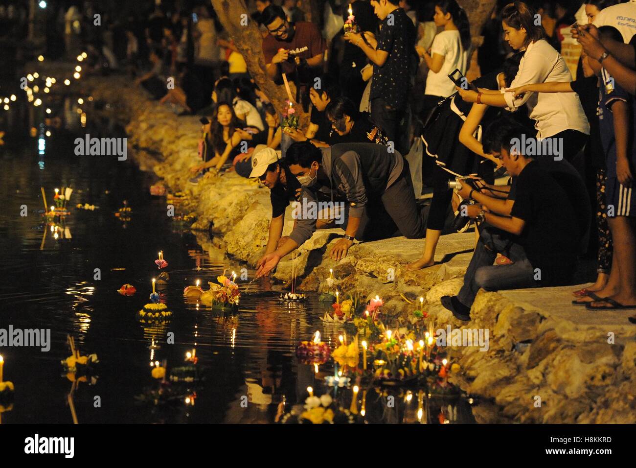 (161114) -- Samut Prakan (Thaïlande), le 14 novembre 2016 (Xinhua) -- les gens mis à flot Les Krathongs illumines dans un parc dans la province de Samut Prakan, Thaïlande, le 14 novembre 2016. La Thaïlande a observé le Loy Krathong festival annuel le lundi. Comme une tradition qui a été suivie pendant au moins sept siècles, les gens mis à flot des radeaux en forme de lotus ornée de bougies, encens et fleurs, connu comme Les Krathongs illumines, autour de la Douzième Nuit de pleine lune du calendrier thaïlandais tout en souhaitant une année de mauvaise chance d'être emportées par les eaux. (Xinhua/Sageamsak Rachen) Banque D'Images