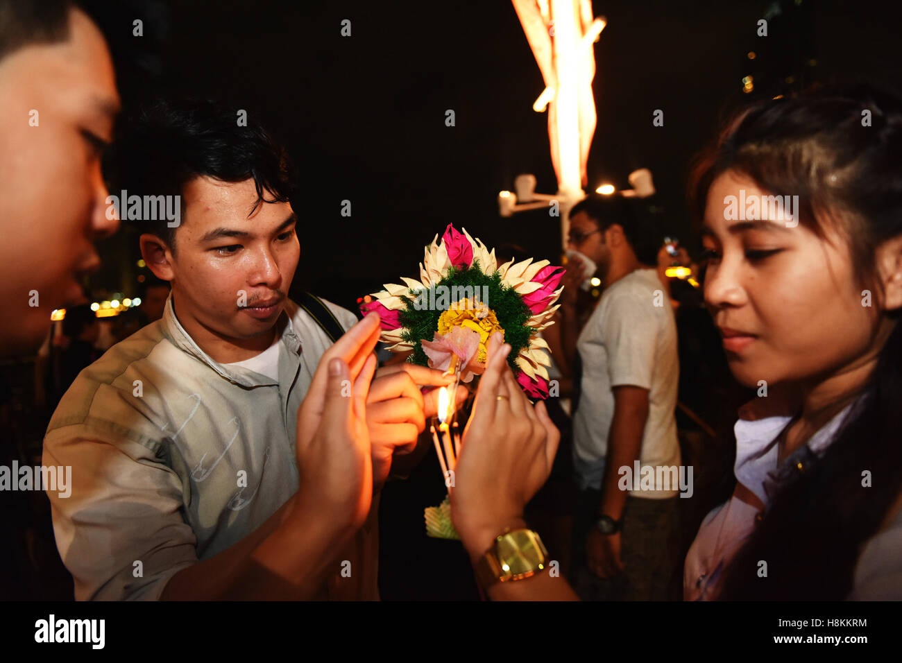 Bangkok, Thaïlande. 14Th Nov, 2016. Les gens s'allumer un Krathong avant de le mettre à flot le long de la Chao Phraya à Bangkok, capitale de la Thaïlande, le 14 novembre 2016. La Thaïlande a observé le Loy Krathong festival annuel le lundi. Comme une tradition qui a été suivie pendant au moins sept siècles, les gens mis à flot des radeaux en forme de lotus ornée de bougies, encens et fleurs, connu comme Les Krathongs illumines, autour de la Douzième Nuit de pleine lune du calendrier thaïlandais tout en souhaitant une année de mauvaise chance d'être emportées par les eaux. © Li Mangmang/Xinhua/Alamy Live News Banque D'Images