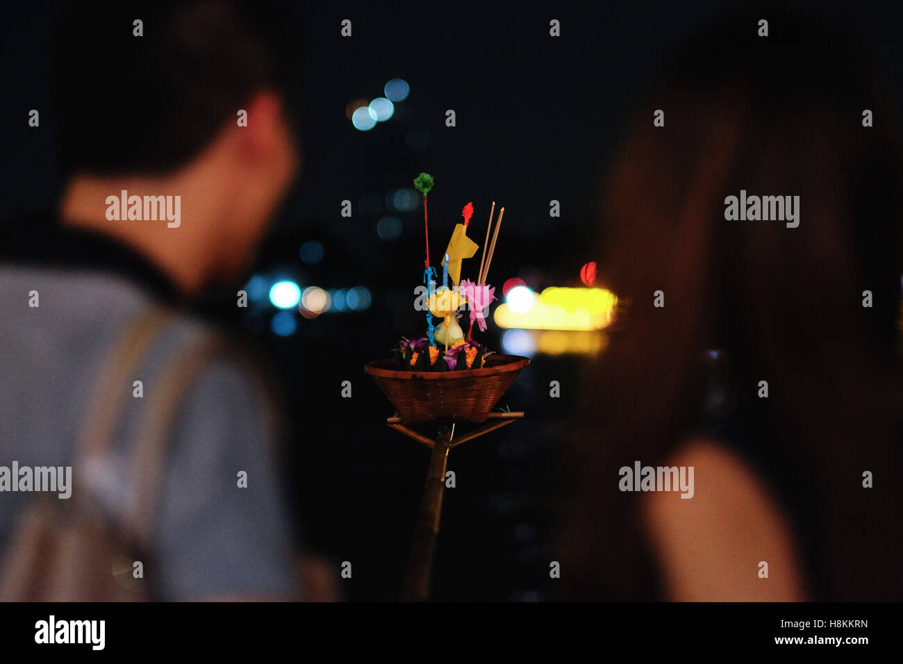 Bangkok, Thaïlande. 14Th Nov, 2016. Un couple mis à flot un Krathong le long de la Chao Phraya à Bangkok, capitale de la Thaïlande, le 14 novembre 2016. La Thaïlande a observé le Loy Krathong festival annuel le lundi. Comme une tradition qui a été suivie pendant au moins sept siècles, les gens mis à flot des radeaux en forme de lotus ornée de bougies, encens et fleurs, connu comme Les Krathongs illumines, autour de la Douzième Nuit de pleine lune du calendrier thaïlandais tout en souhaitant une année de mauvaise chance d'être emportées par les eaux. © Li Mangmang/Xinhua/Alamy Live News Banque D'Images