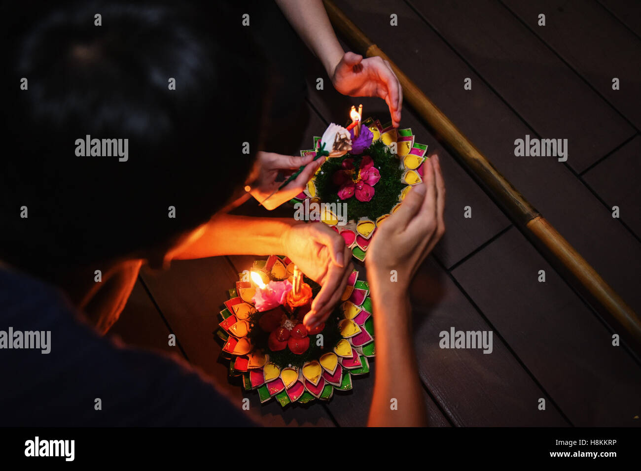 Bangkok, Thaïlande. 14Th Nov, 2016. Les gens s'allumer Les Krathongs illumines avant de mettre à flot le long de la Chao Phraya à Bangkok, capitale de la Thaïlande, le 14 novembre 2016. La Thaïlande a observé le Loy Krathong festival annuel le lundi. Comme une tradition qui a été suivie pendant au moins sept siècles, les gens mis à flot des radeaux en forme de lotus ornée de bougies, encens et fleurs, connu comme Les Krathongs illumines, autour de la Douzième Nuit de pleine lune du calendrier thaïlandais tout en souhaitant une année de mauvaise chance d'être emportées par les eaux. © Li Mangmang/Xinhua/Alamy Live News Banque D'Images