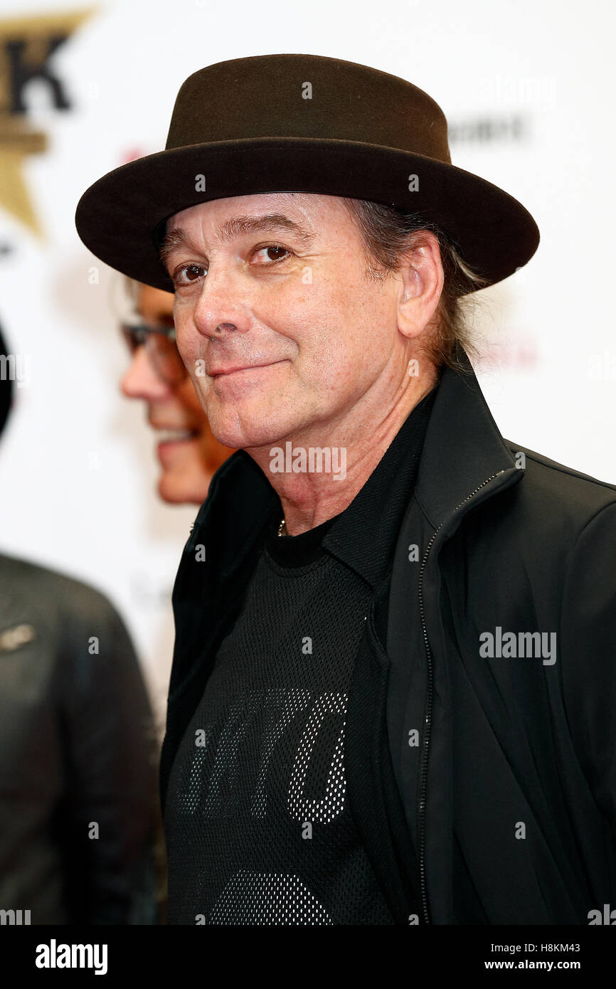 Cheap Trick/s Robin Zander assiste au tapis rouge pour le Classic Rock Awards 2016 au Ryougoku Kokugikan Stadium le 11 novembre 2016, Tokyo, Japon. L'award show, qui a débuté en 2005, s'est tenue au Japon pour la première fois. © Rodrigo Reyes Marin/AFLO/Alamy Live News Banque D'Images