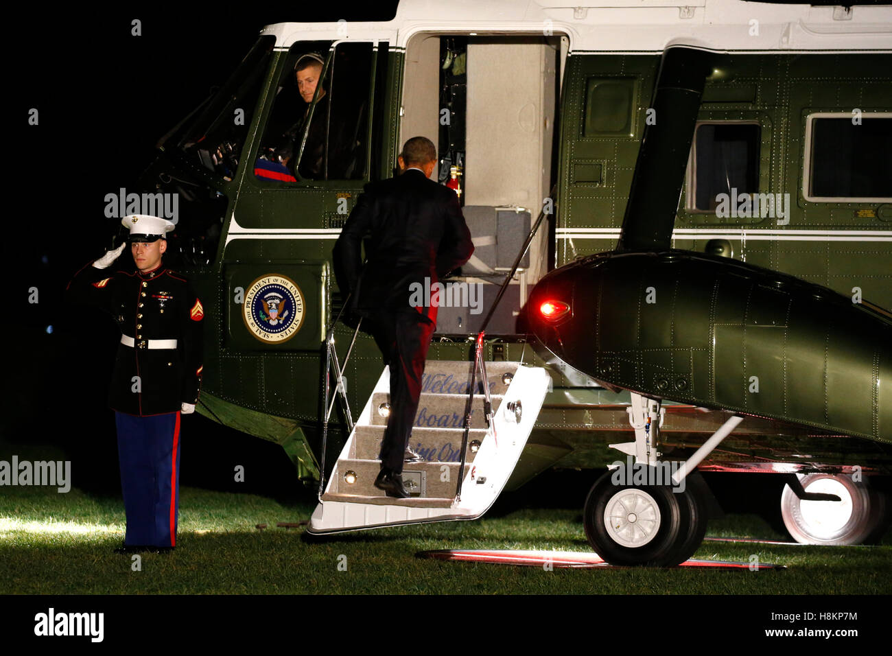 Le président américain Barack Obama administration Marine One sur la pelouse Sud de la Maison Blanche à Washington, DC, USA, 14 novembre 2016. Le président Obama est en voyage à l'étranger pour la Grèce, l'Allemagne et le Pérou. Credit : Shawn Thew / Piscine via CNP - AUCUN FIL SERVICE - Banque D'Images