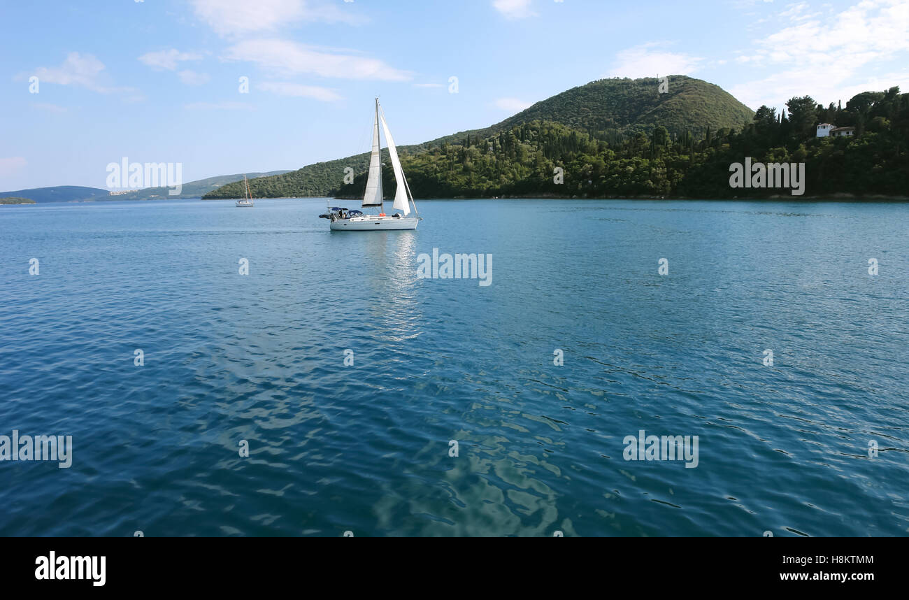 Lefkada, Grèce, 11 mai 2013 : vue panoramique avec îles vertes, montagnes et yacht dans la mer Ionienne, en Grèce. Banque D'Images