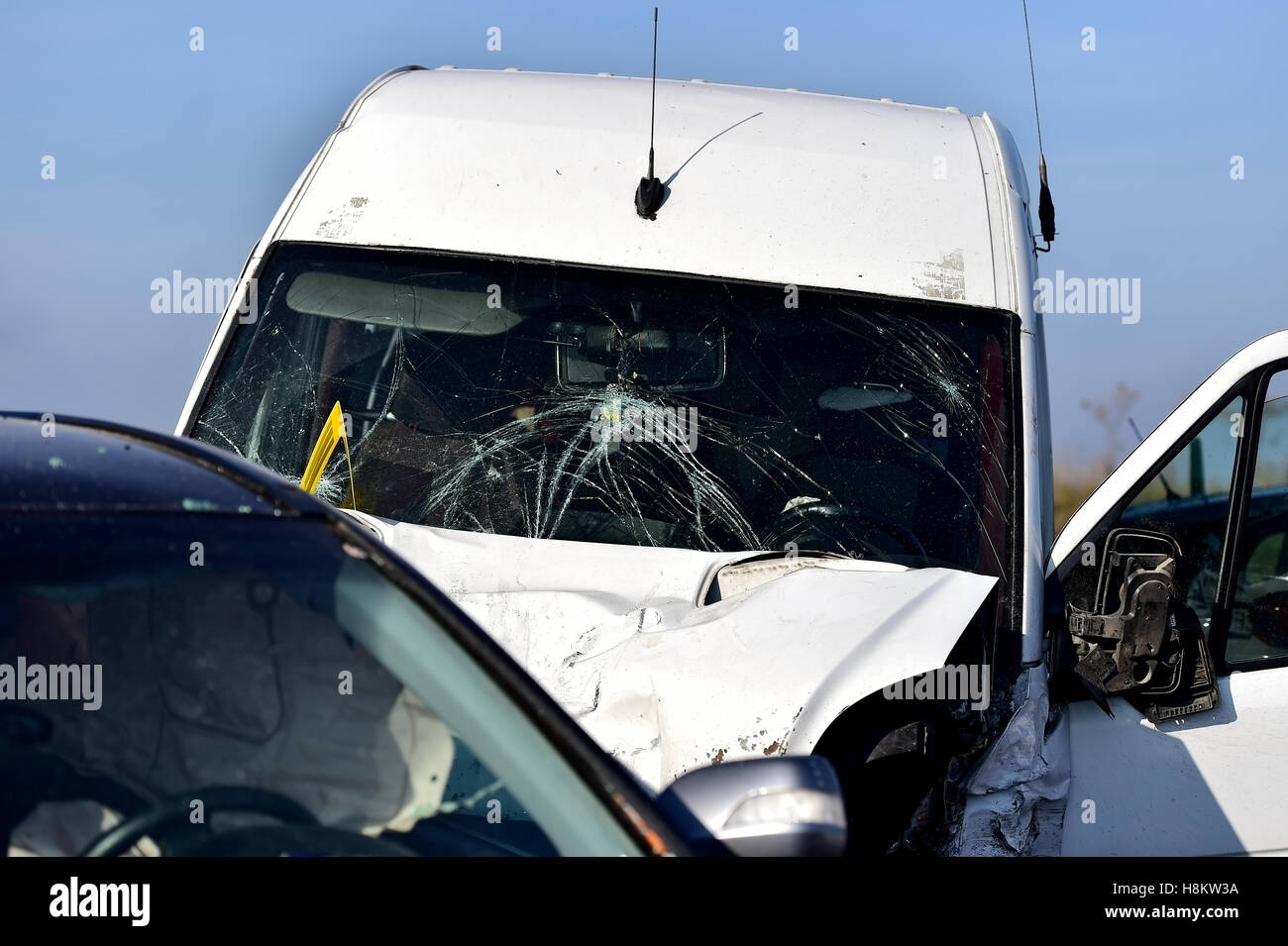 Détail de voitures endommagées après accident grave Banque D'Images