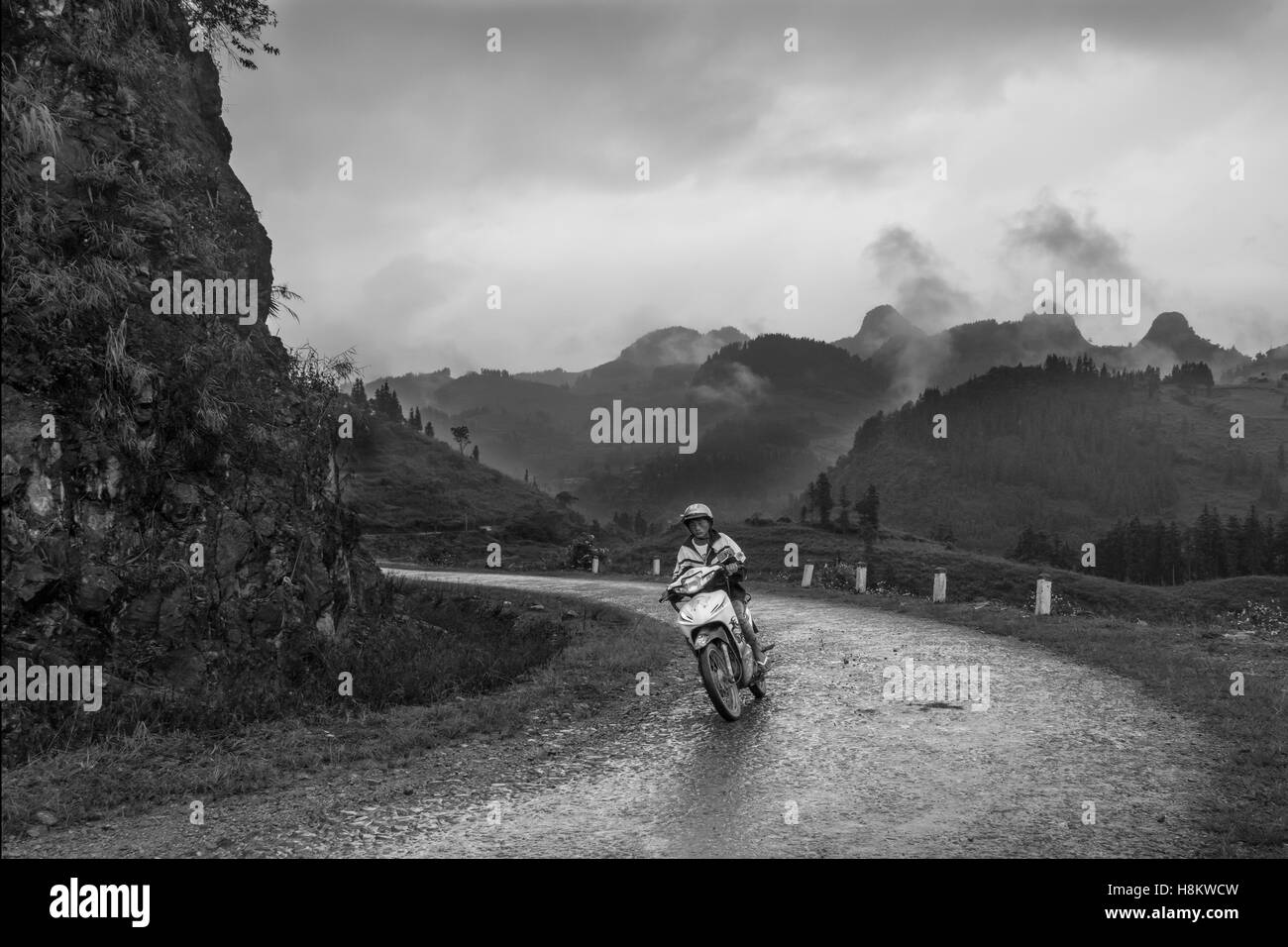 La moto à travers les montagnes sous la pluie BW, Hoi An Soleil pulmonaire, au nord Vietnam Banque D'Images