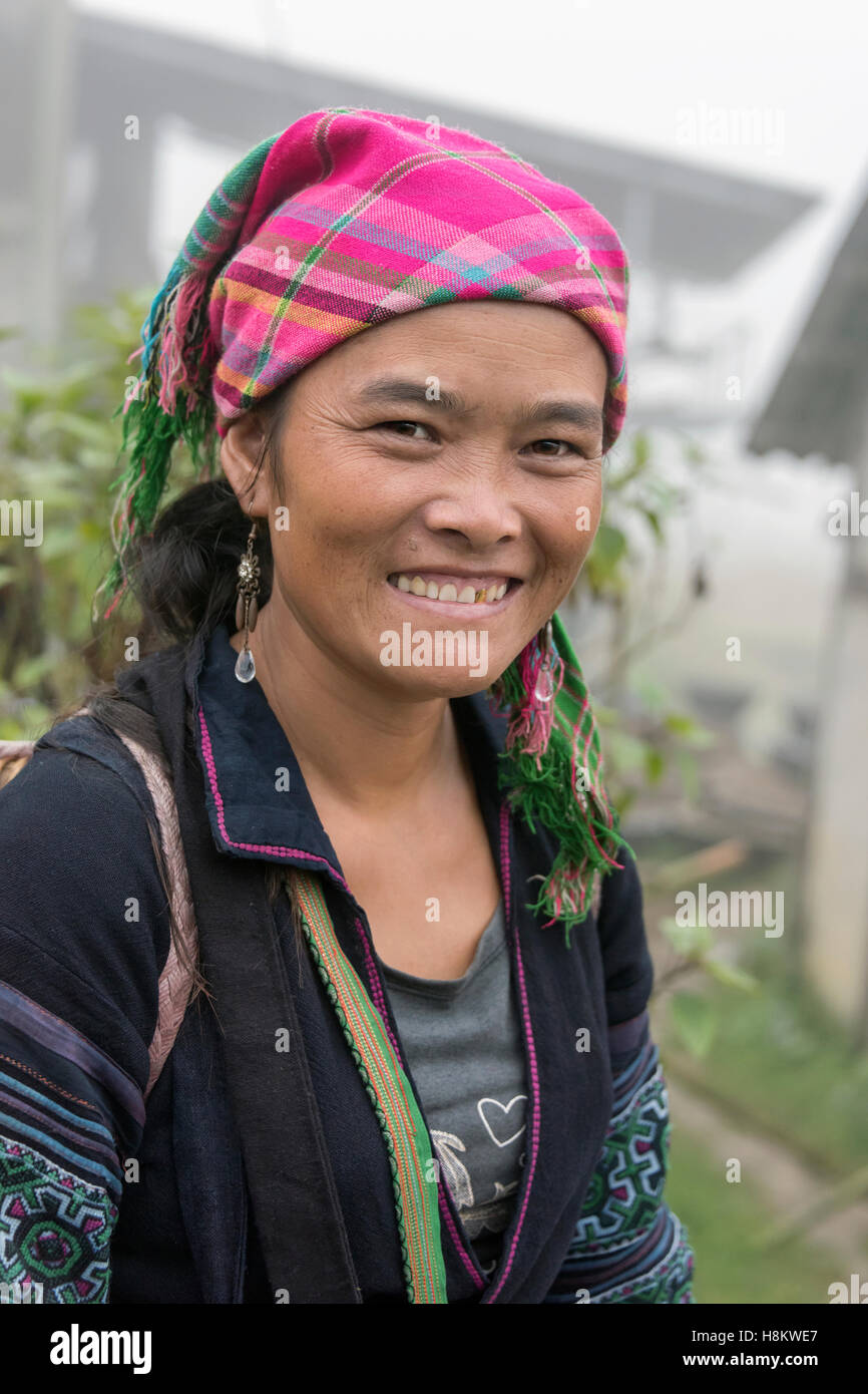 Femme Hmong Smiling avec une dent d'or, Sa Pa, Vietnam du Nord Banque D'Images