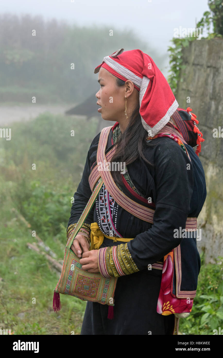 Dao rouge femme avec bébé sur le dos, Sa Pa, Vietnam du Nord Banque D'Images