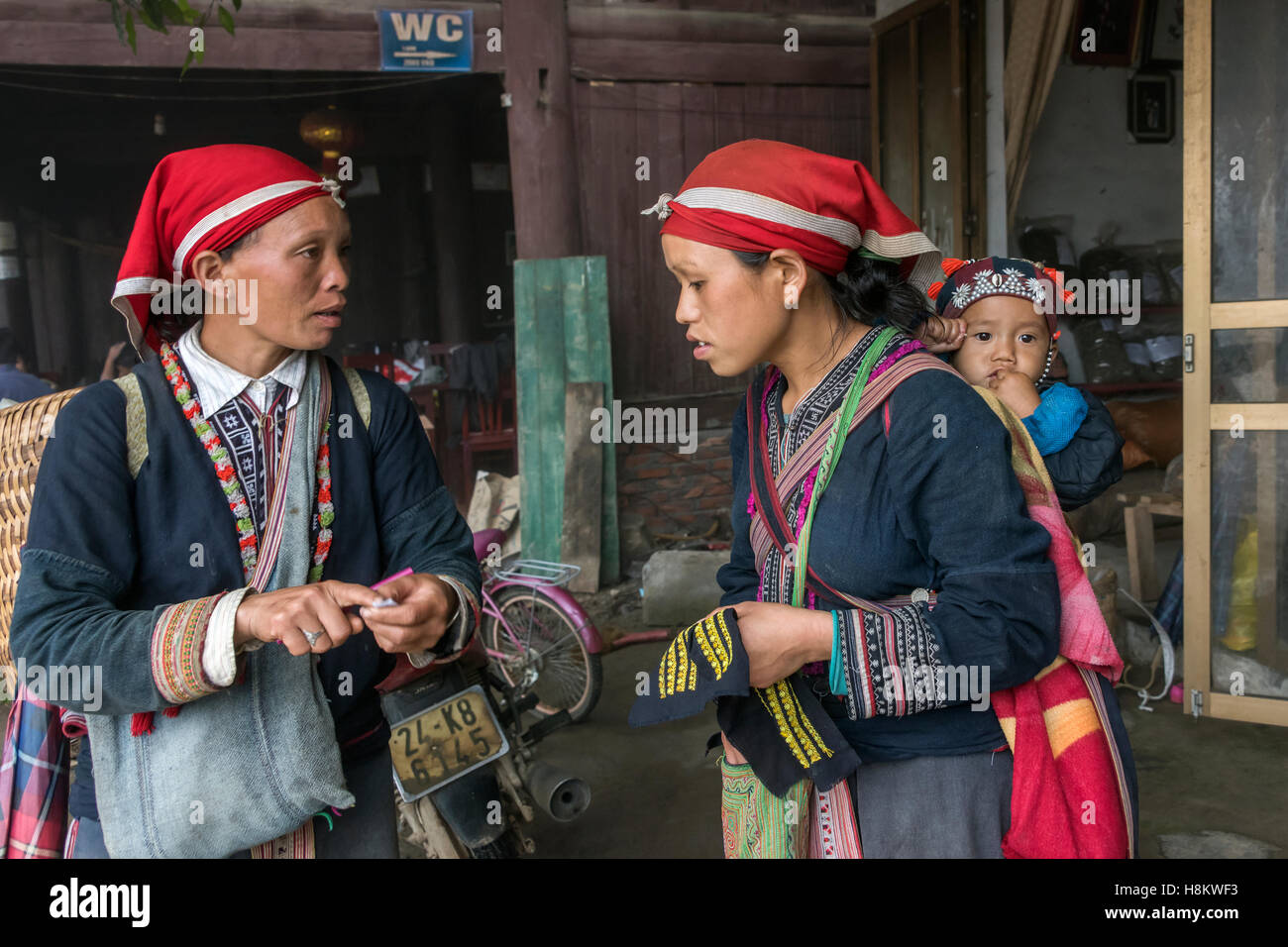 Les femmes Dao rouge l'achat et la vente sur la rue, Sa Pa, Vietnam du Nord Banque D'Images