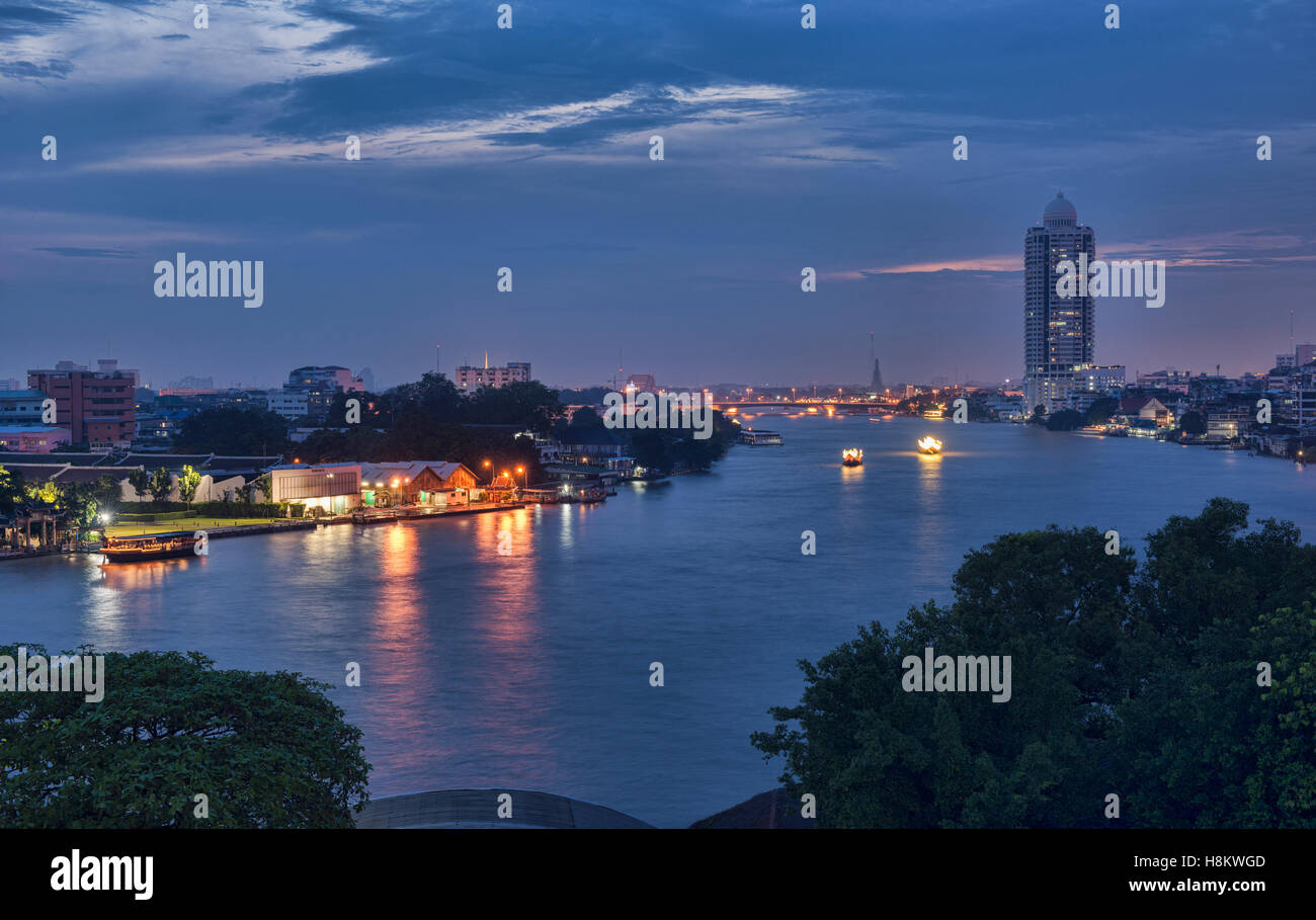 Heure bleue sur la rivière Chao Phraya, Bangkok, Thaïlande Banque D'Images