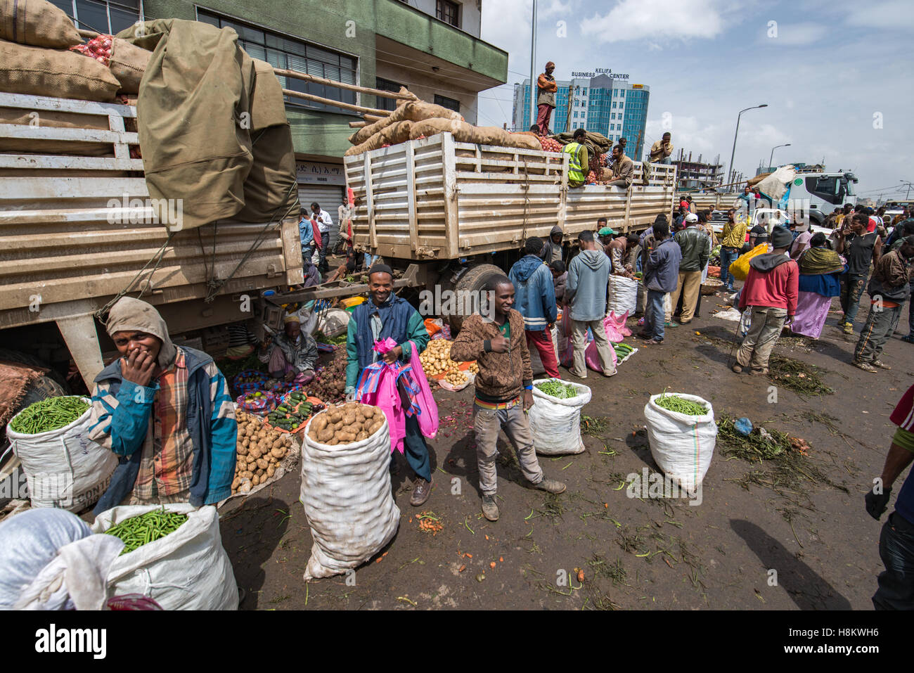 Addis Abeba, Ethiopie- Habitants achète et vend des légumes à Addis Mercato, le plus grand marché de plein air en Afrique. Banque D'Images
