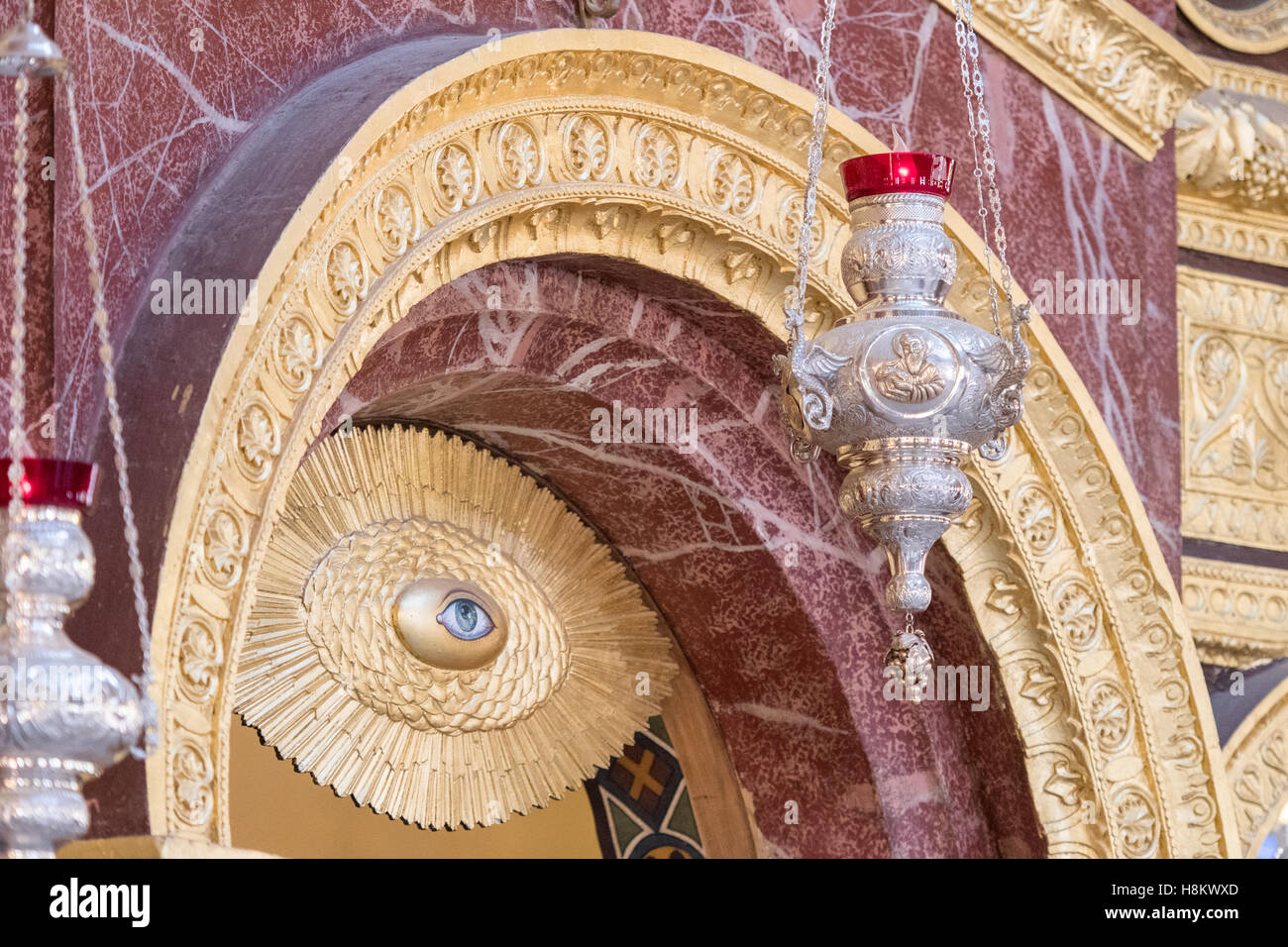 Le Caire, Égypte. Soulagement des yeux d'or sur un mur intérieur de l'église grecque orthodoxe et monastère de Saint George (Mari Girgis) dans t Banque D'Images