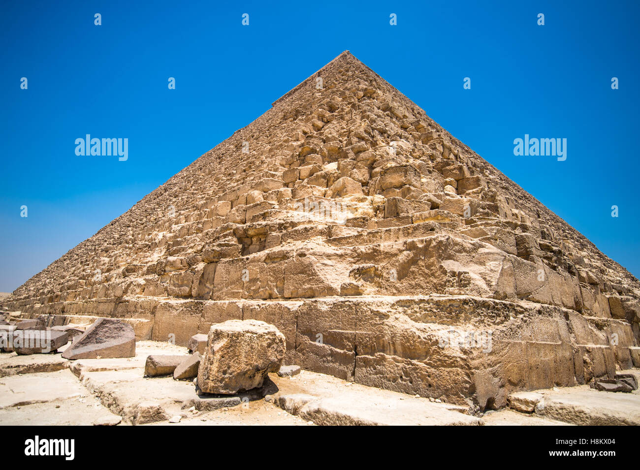 Le Caire, Égypte. Close up worm's eye view de l'enveloppe des pierres (calcaire) qui composent les grandes pyramides de Gizeh. Banque D'Images