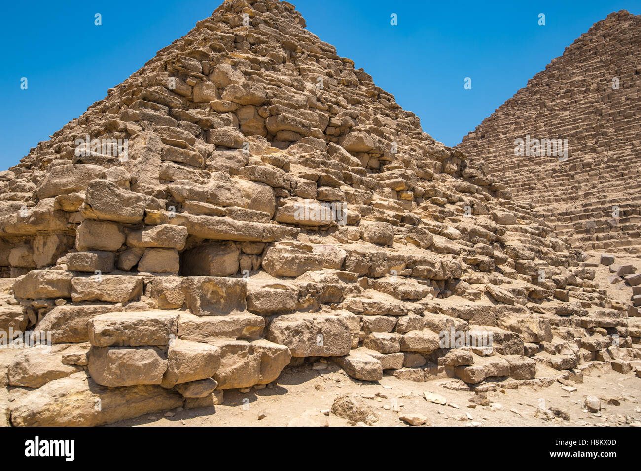 Le Caire, Égypte près d'un temple funéraire en face d'une des grandes pyramides de Gizeh contre un ciel bleu clair. Ce particulier Banque D'Images