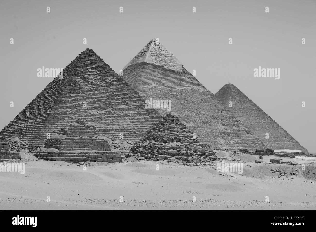 Le Caire, Egypte vaste désert du Sahara avec les trois grandes pyramides de Gizeh contre un ciel sans nuages. De gauche à droite se dresse le pyr Banque D'Images