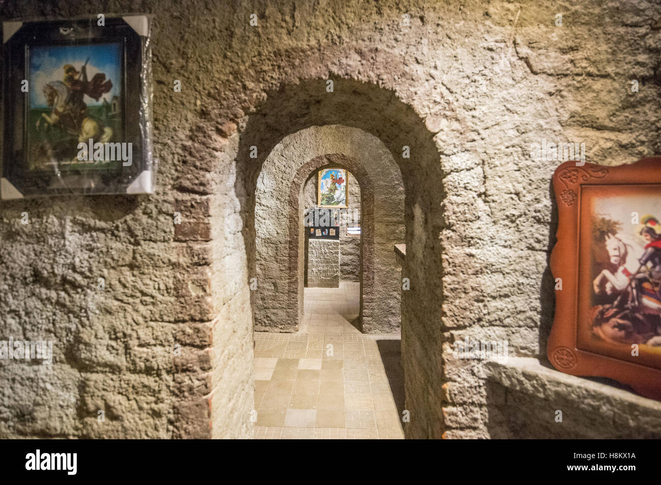 Le Caire, Égypte. Intérieur en pierre du monastère reconstruit de St George dans le quartier copte du Caire. Banque D'Images