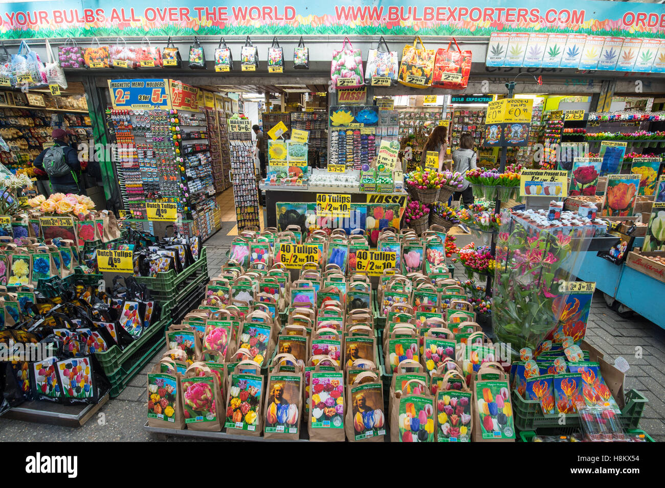Amsterdam, Pays-Bas grand choix de différentes couleurs de graines et bulbes de fleurs à vendre dans un marché en plein air. Banque D'Images