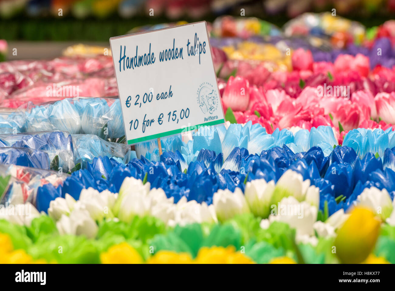 Amsterdam, Pays-Bas rangées de tulipes en bois peint à la main à vendre à l'arrière-plan à un marché aux fleurs en plein air. Banque D'Images