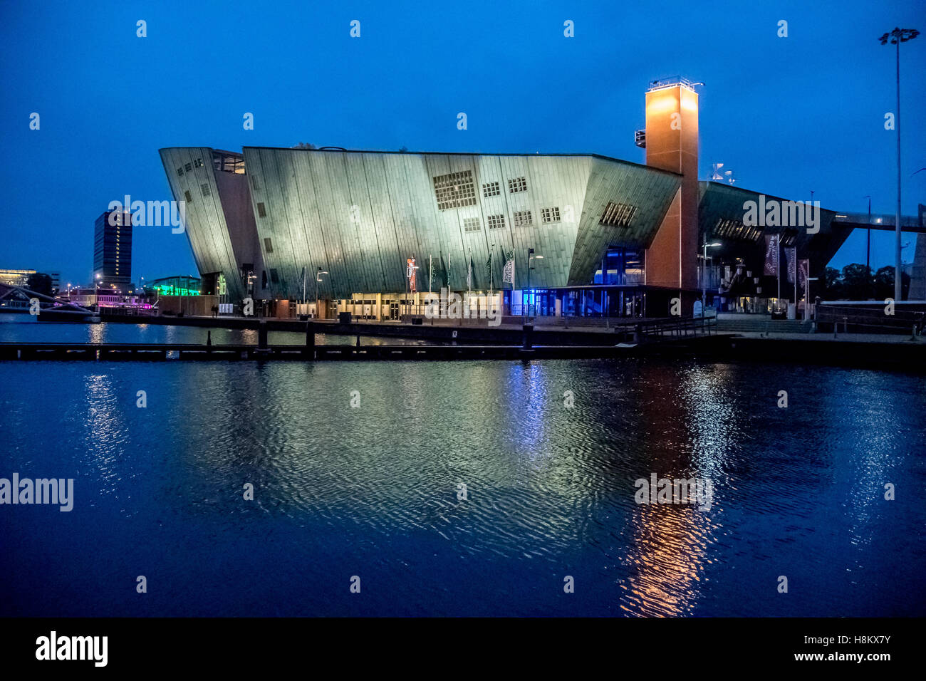 Amsterdam, Pays-Bas vue front de musée scientifique Nemo tourné de nuit. Banque D'Images