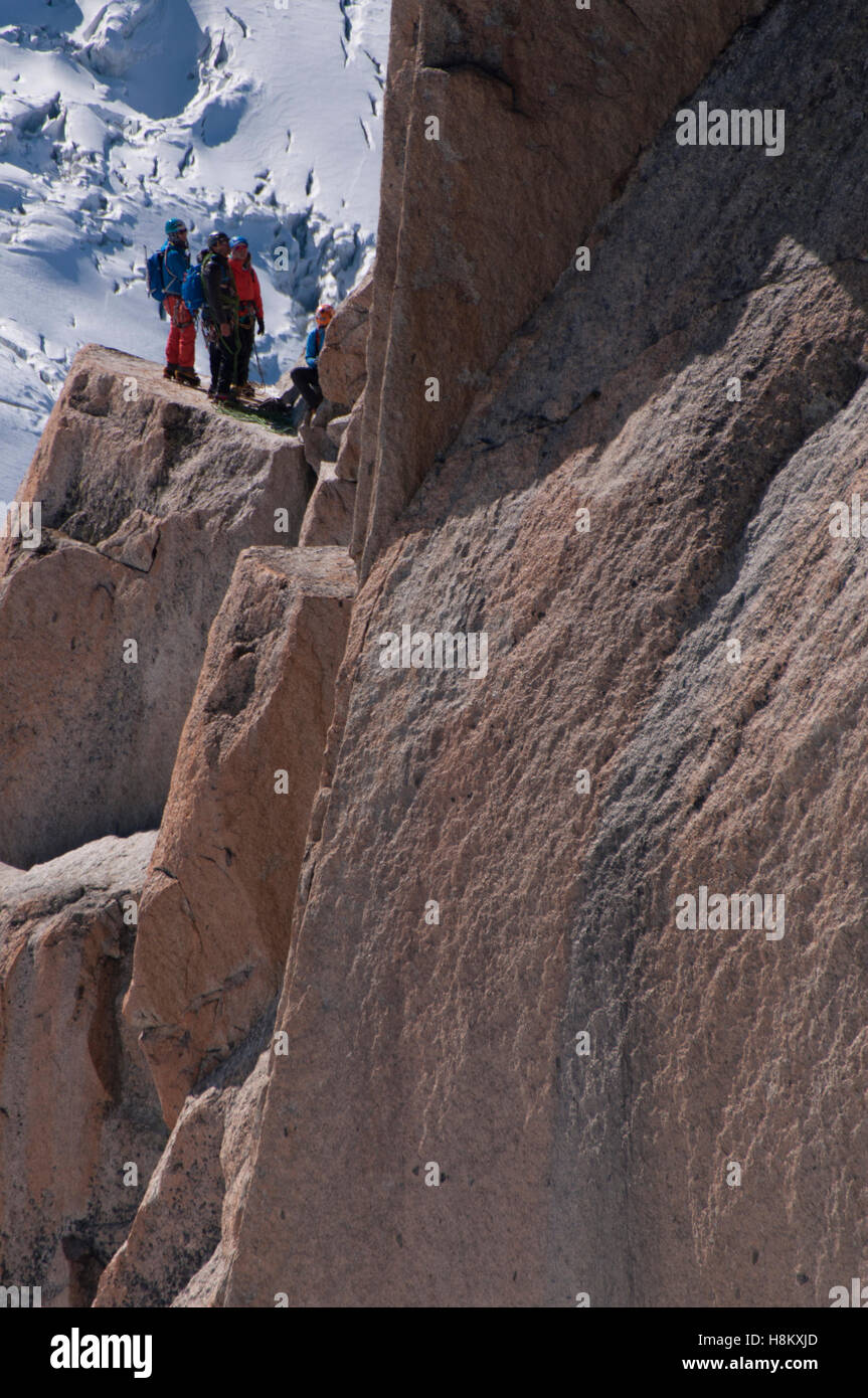 Des alpinistes sur l'Aiguille du Midi, Chamonix-Mont-Blanc, France Banque D'Images