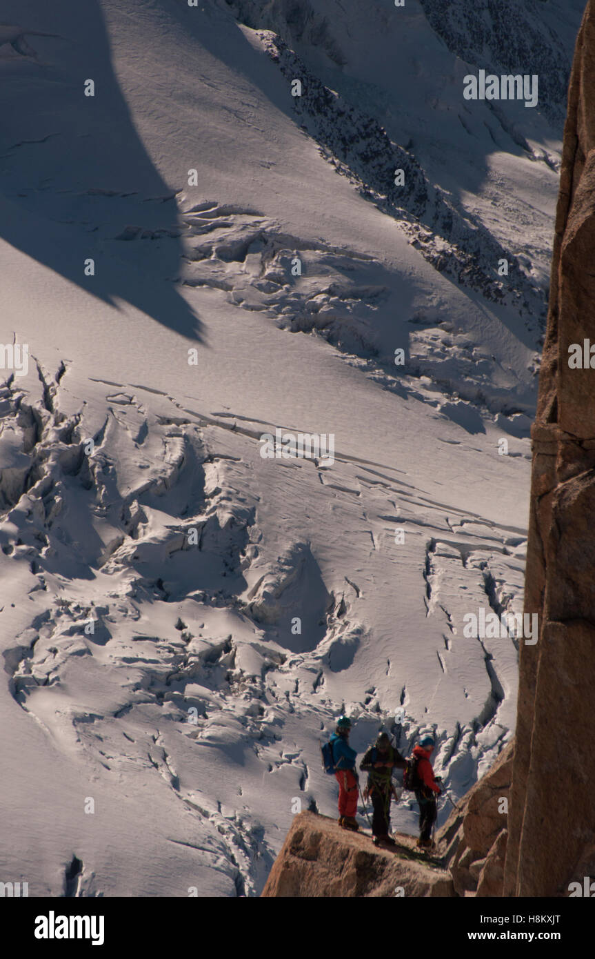 Des alpinistes sur l'Aiguille du Midi, Chamonix-Mont-Blanc, France Banque D'Images