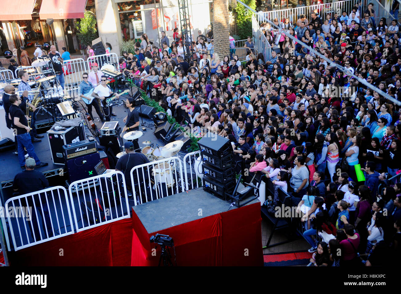 Mark Ballas soundcheck sur scène à l'illumination de l'arbre de Noël de Citadel Outlets et concert le 9 novembre 2013 à Los Angeles en Californie. Banque D'Images