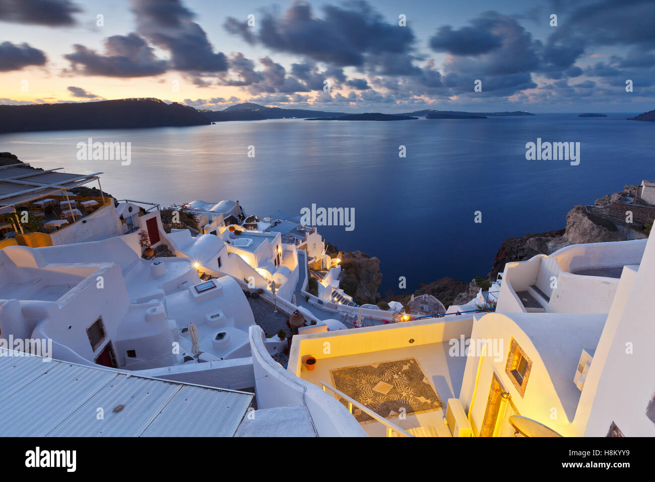 Vue sur le village d''Oia sur l'île de Santorin en Grèce. Banque D'Images