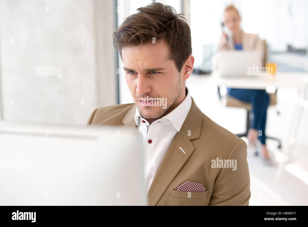Young businessman using computer in nouveau bureau Banque D'Images
