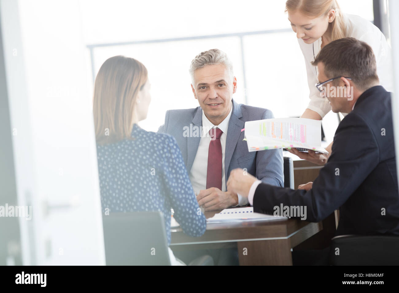 Portrait of mature businessman avec des collègues dans la salle de réunion Banque D'Images