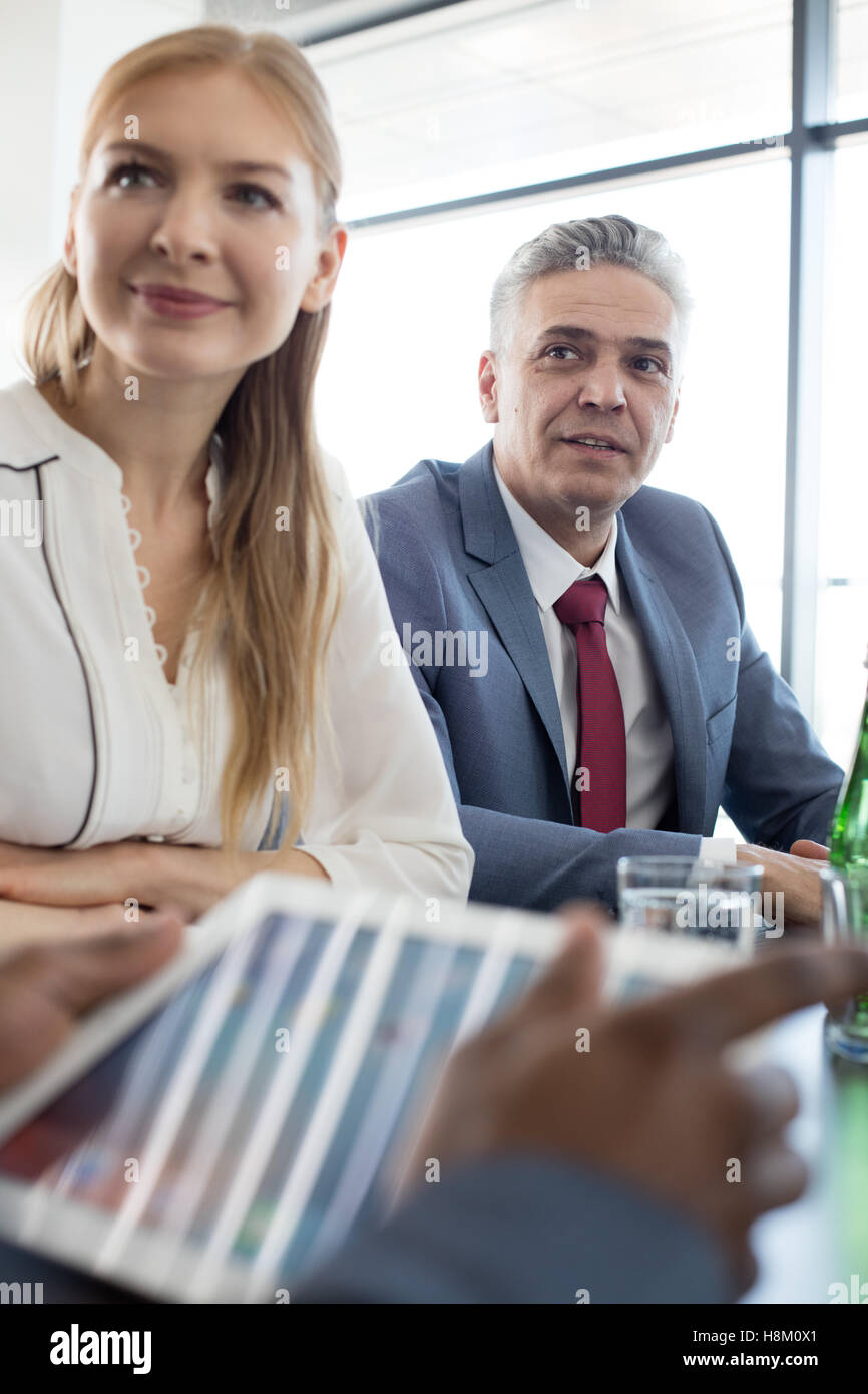 Mature businessman with female colleague at tableau dans la salle de réunion Banque D'Images