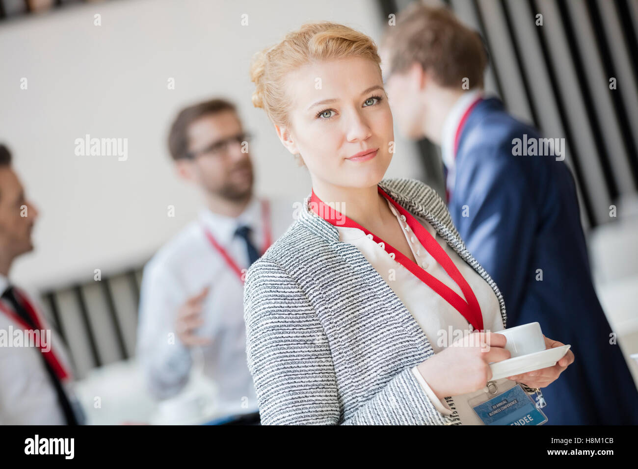 Portrait of businesswoman holding Coffee cup at lobby dans convention center Banque D'Images