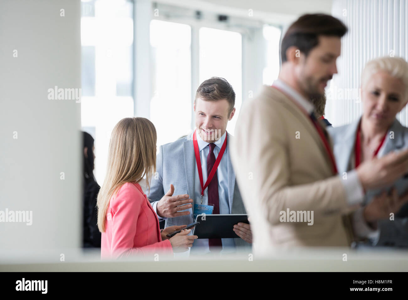 Portrait de discuter avec un collègue en convention center Banque D'Images