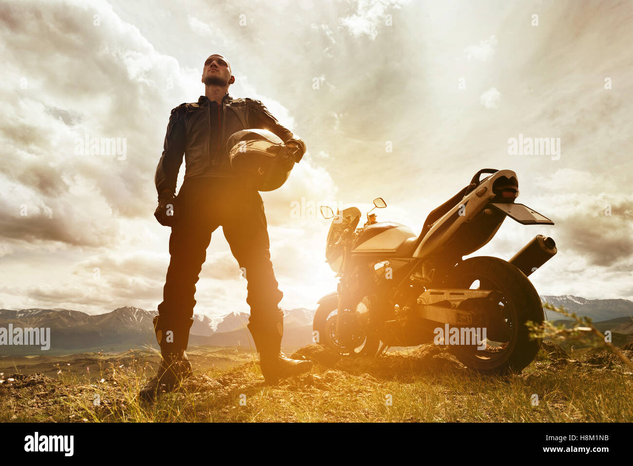 Biker moto sur toile avec des montagnes Banque D'Images