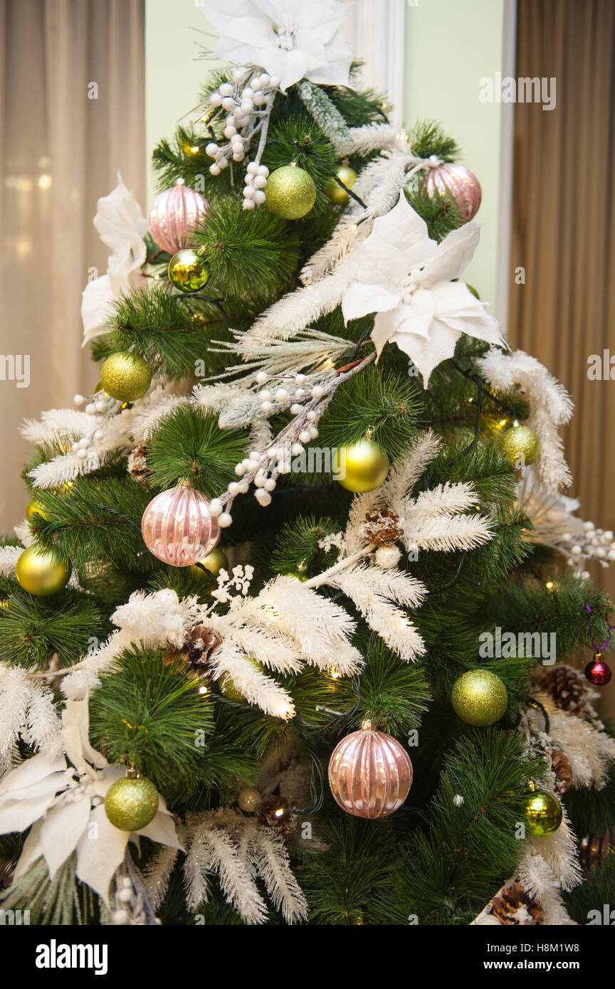 Belle décoration arbre de Noël avec des boules Banque D'Images