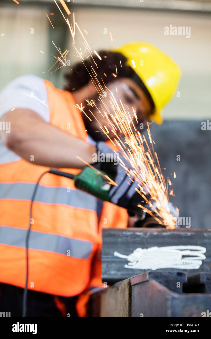 Des étincelles provenant de grinder avec en arrière-plan à l'industrie du métal Banque D'Images