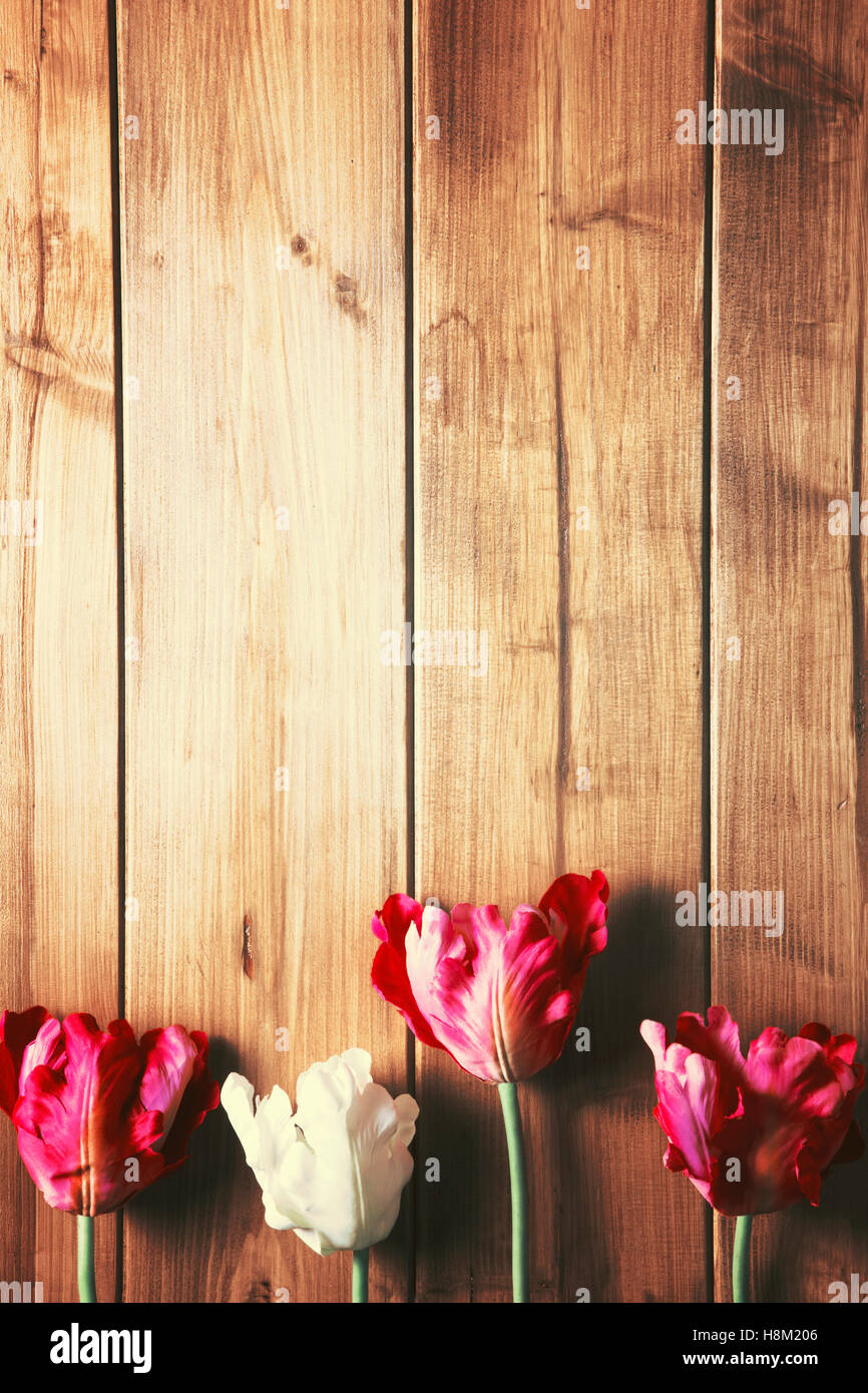 Passage de fleurs disposées sur un plateau en bois Banque D'Images