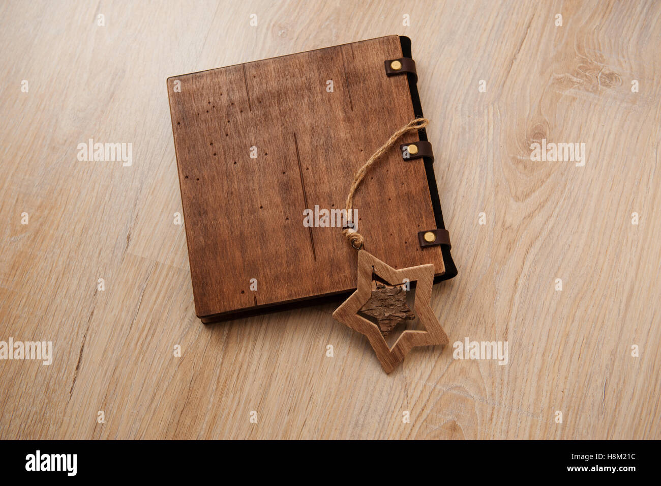 Beau livre de décoration en bois avec couvercle sur fond clair Banque D'Images