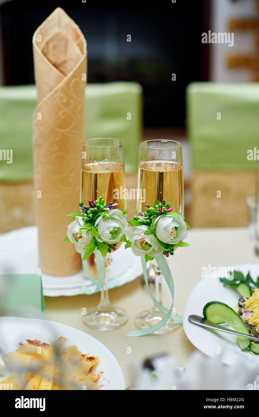 Deux belles avec verre de champagne à la table de mariage Banque D'Images