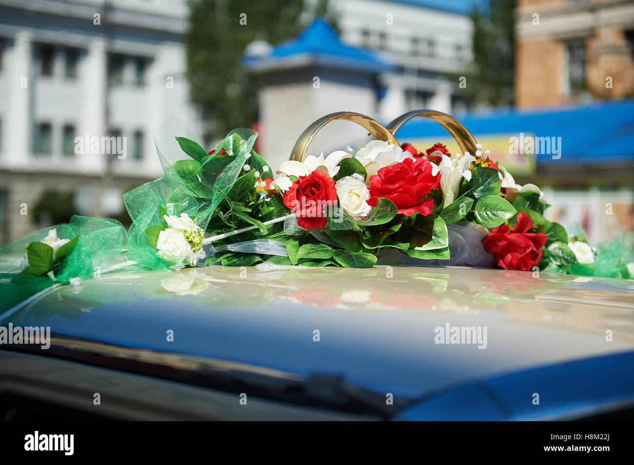 Voiture de mariage décoré de fleurs rouges Banque D'Images