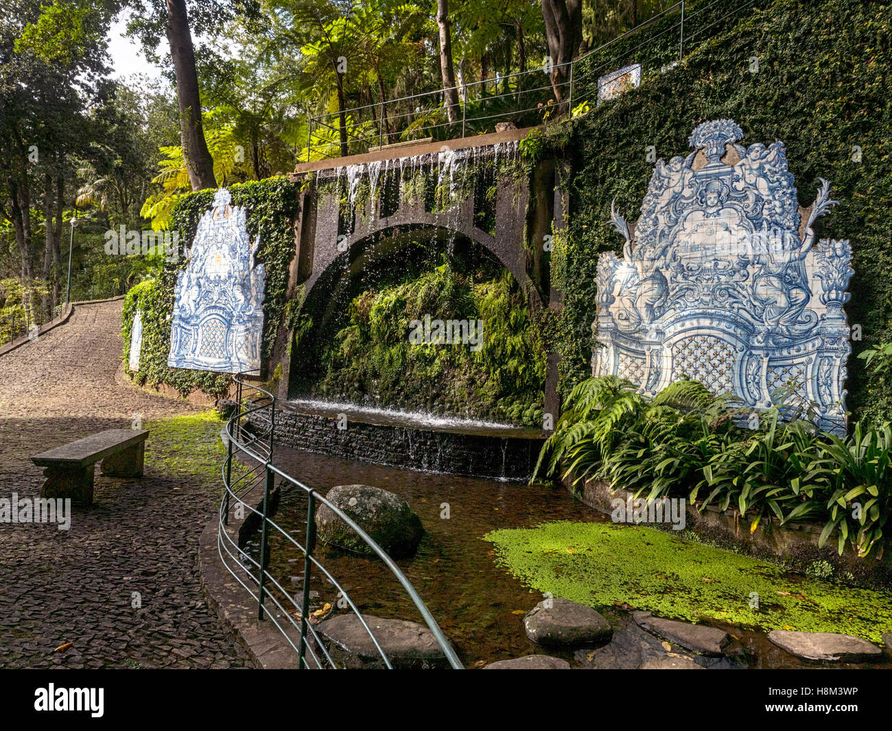 Carrelage peint bleu et une cascade dans le jardin tropical de Monte Palace à Funchal, Madeira, Portugal Banque D'Images