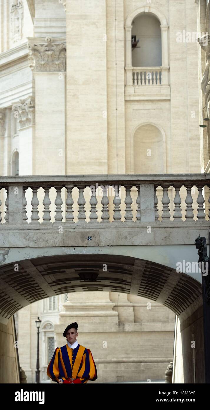 Les soldats de garde suisse en face de la Cité du Vatican à Rome, Italie. Banque D'Images