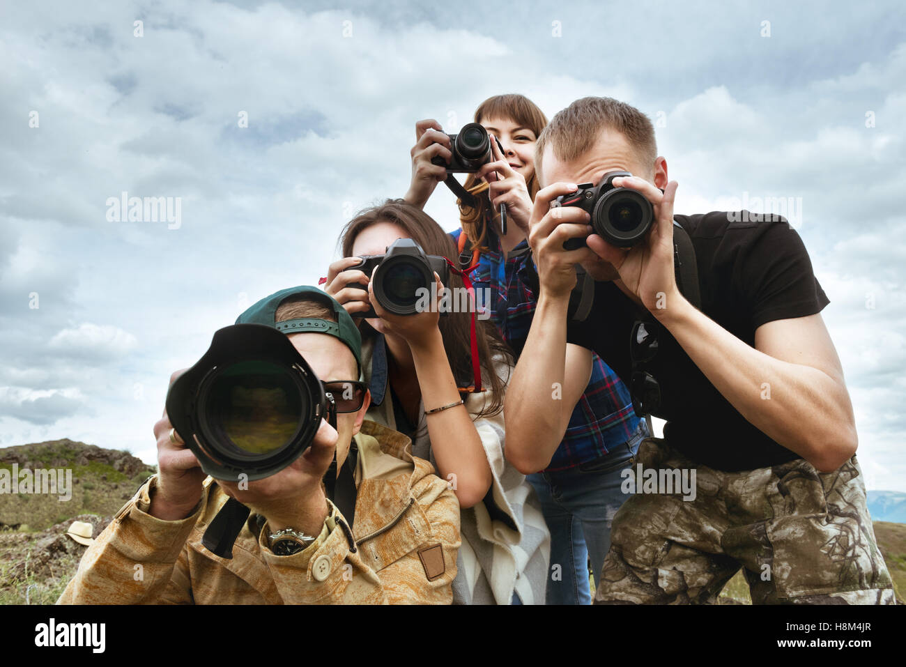 Amis photographes groupe taking photo Banque D'Images