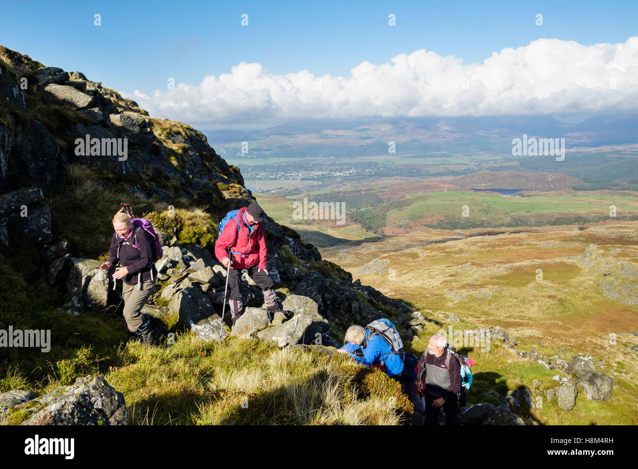 Les randonneurs randonnée dans Rhinogydd montagnes du sud du Parc National de Snowdonia. Trawsfynydd, Gwynedd, Pays de Galles, Royaume-Uni, Angleterre Banque D'Images