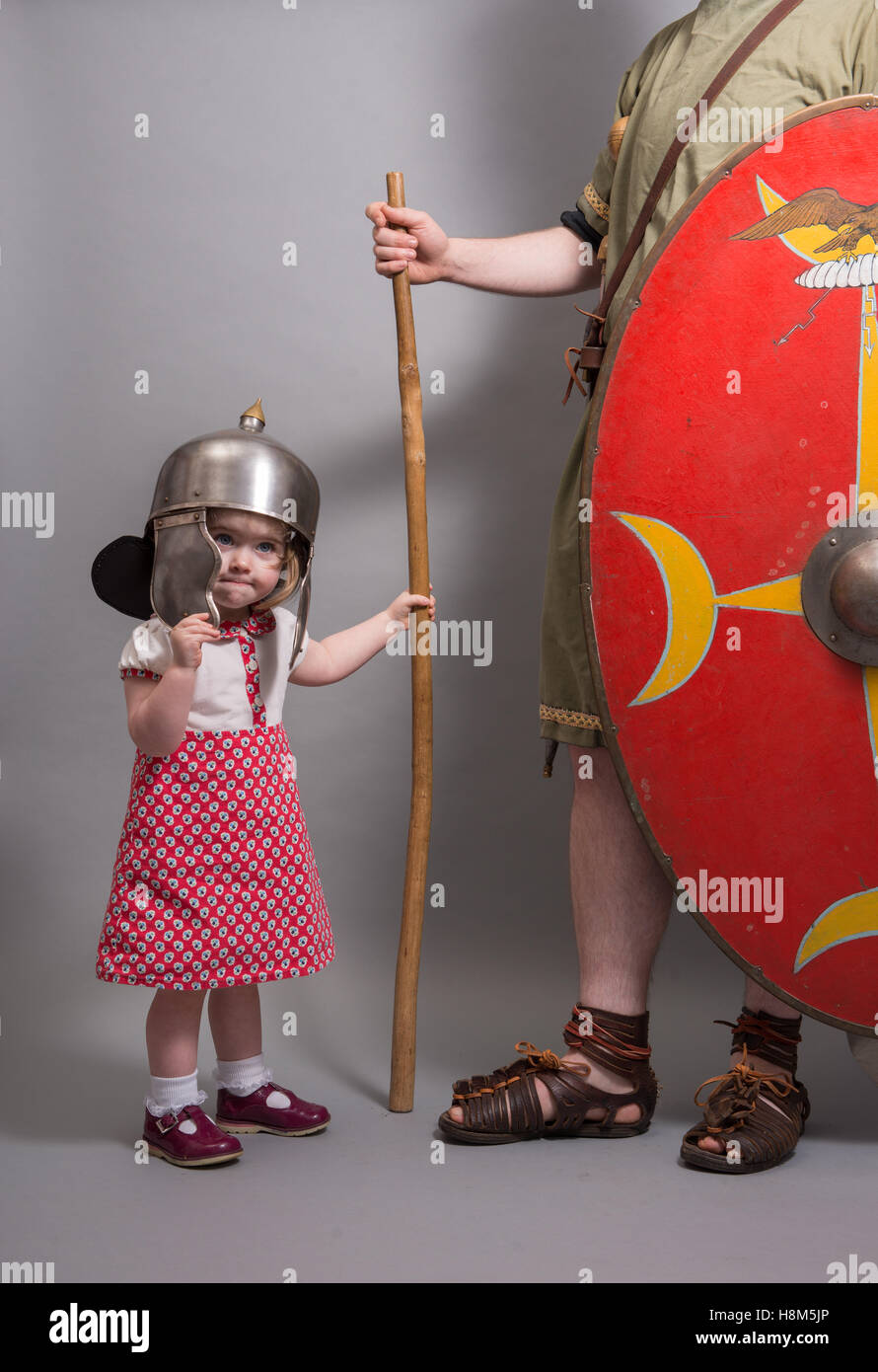 Une petite fille se faisant passer pour un soldat romain. se tenait près de un la reconstitution médiévale Banque D'Images