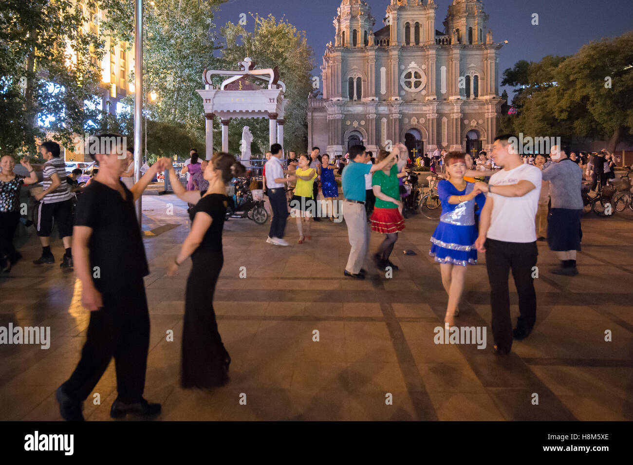 Beijing, Chine - les touristes et les habitants de danser dans le principal quartier commerçant carré sur la rue Wangfujing à Pékin. Banque D'Images