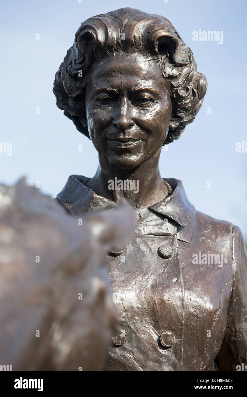 La Reine, à Newmarket, aujourd'hui (le 3 nov) où elle a dévoilé une statue d'elle-même avec deux chevaux à Newmarket Suffolk. La Reine a aujourd'hui (jeudi) a dévoilé une statue d'elle-même controversée - construit après l'abattage d'un arbre commémoratif à un homme est la fin de l'épouse. Sa Majesté a révélé la statue d'elle-même, faite pour commémorer son 90ème anniversaire et placés dans un parc à Newmarket, Suffolk, où huit arbres commémoratifs ont été visés par le conseil de ville plus tôt cette année pour faire de la place. Banque D'Images